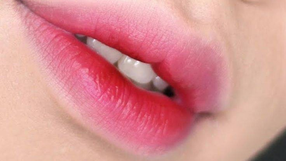 Новый тренд: что такое заблюренные губы и как их сделать